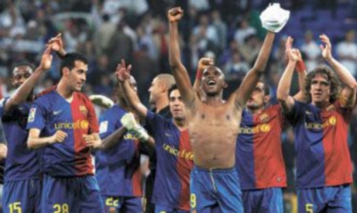 Puñetazo ‘culé’ en la mesa Los futbolistas del Barcelona celebran su triunfo a la conclusión de la contienda. / EFE