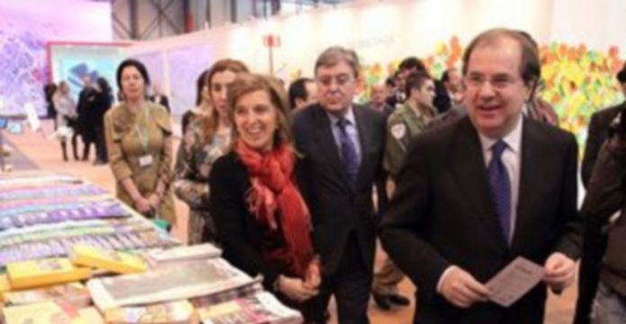 Herrera presenta en Fitur el proyecto de innovación hotelera Zink El presidente de la Junta de Castilla y León
