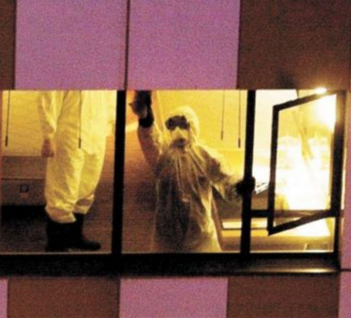 Las muertes remiten en México mientras China se blinda contra la gripe Un grupo de trabajadores del Hotel Metro Park de Hong Kong