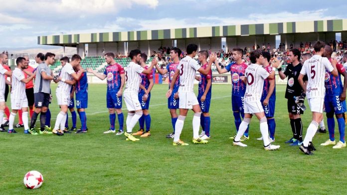 Los jugadores de Segoviana y Pontevedra se saludan en los prolegómenos del partido de Copa. / MARTA HERRERO