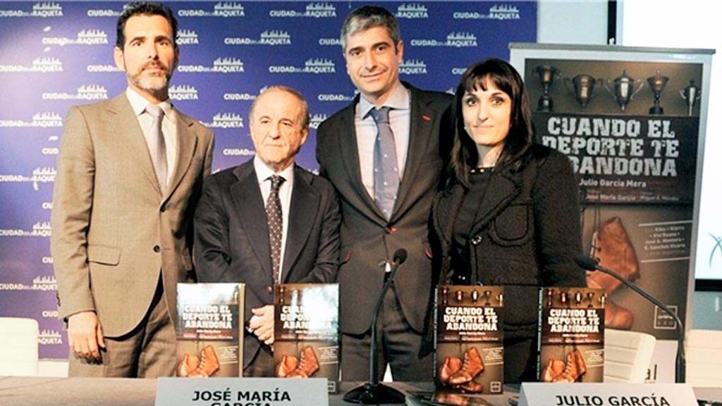 Julio García, segundo por la derecha, durante la presentación de su libro ‘Cuando el deporte te abandona’. / LNFS