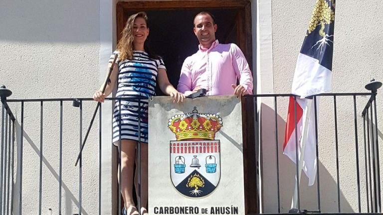 Carbonero de Ahusín estrena oficialmente su escudo y su bandera