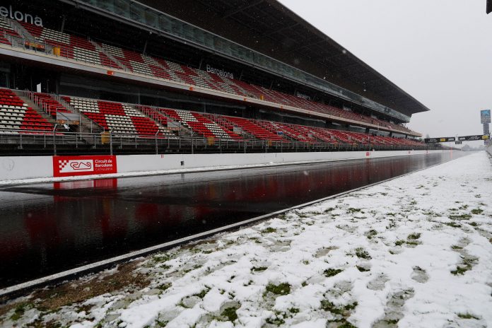 Nieve Montmeló Montmeló amaneció cubierno de nieve y retrasó el inicio de la sesión.