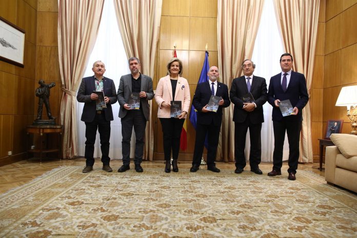 24Economia La ministra de Empleo y Seguridad Social, Fátima Báñez, junto a los líderes de los sindicatos y de la patronal.