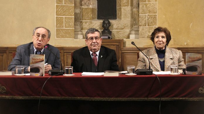 Galindo, en el centro, con José María López y María del Camino Cañón. / Nerea Llorente