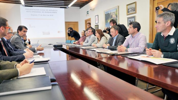 Suárez-Quiñones (izq.), con los alcaldes de los pueblos beneficiarios. / Kamarero
