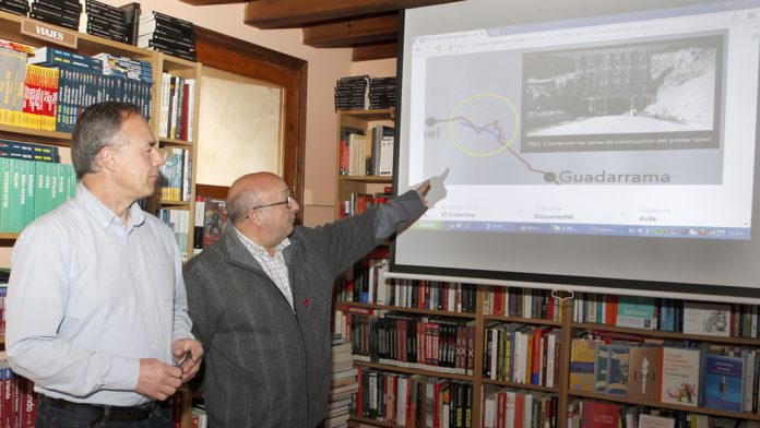 Carlos Bravo y Ricardo del Val, explicando su proyecto. / Nerea Llorente