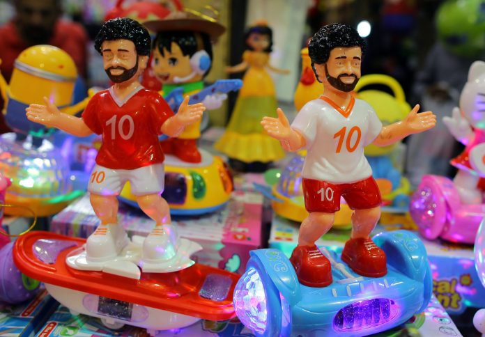 Salah Roma Liverpool Una tienda de Egipto muestra a dos muñecos de Mohamed Salah con los colores de Liverpool y Roma, que hoy se enfrentan en la Champions.