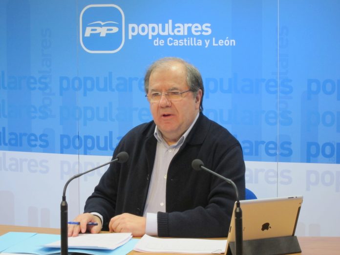 21Region El presidente de la Junta de Castilla y León, Juan Vicente Herrera, atiende a los medios de comunicación.