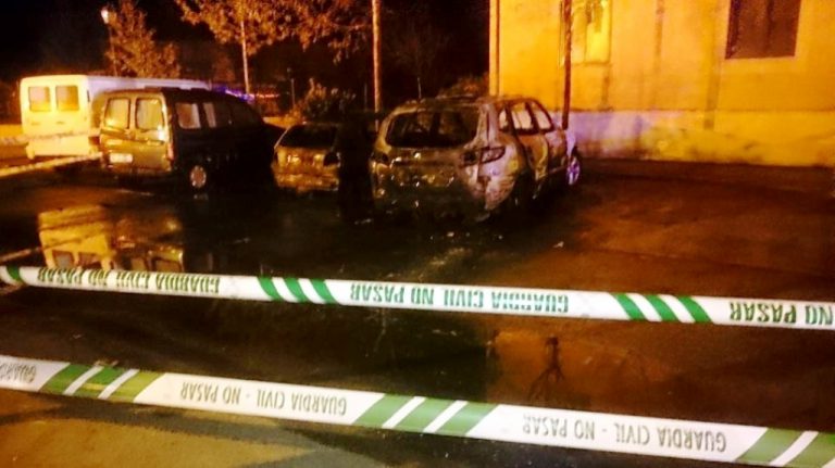Detenido un hombre tras el incendio de tres coches en Torrecaballeros
