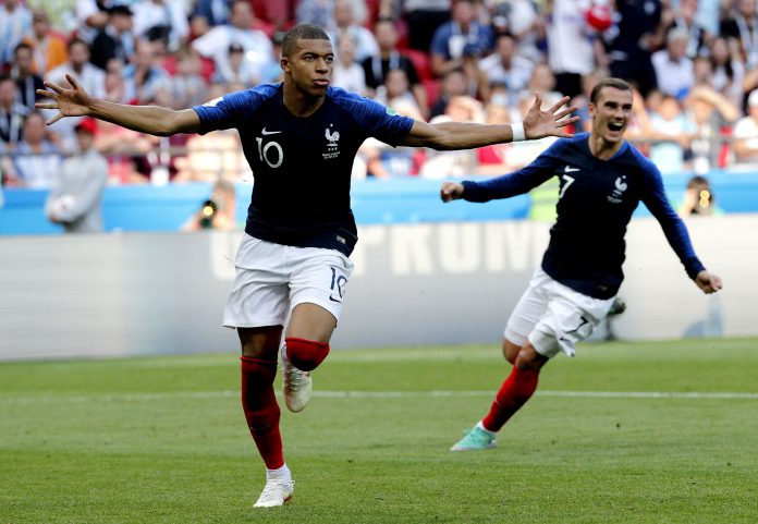 Mbappé Francia - Argentina Mbappé, de 19 años, celebra uno de sus dos goles ante Argentina.