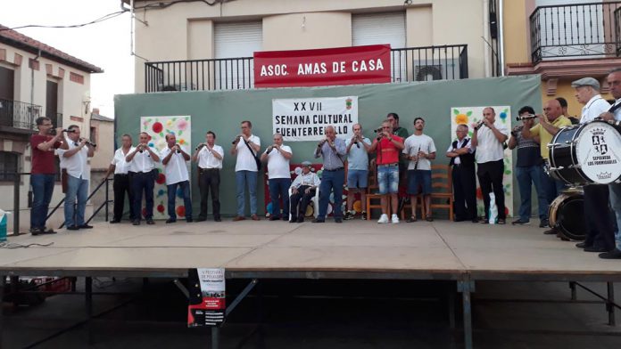 14-1-Fuenterrebollo-Festival-de-Folclore Todos los grupos tocaron junto al final./ el adelantado