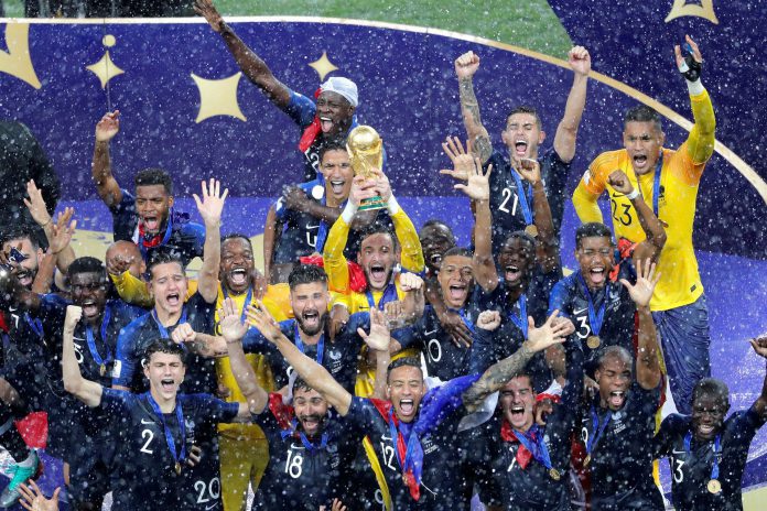 FRANCIA VS. CROACIA El capitán de la selección francesa, Hugo Lloris, levanta la copa de campeones del mundo rodeado de los jugadores que componen la plantilla del conjunto galo.
