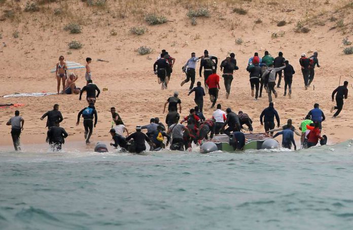 inmigración Los guardias civiles tienen que dividirse por falta de agentes y no llegan a atender las necesidades.
