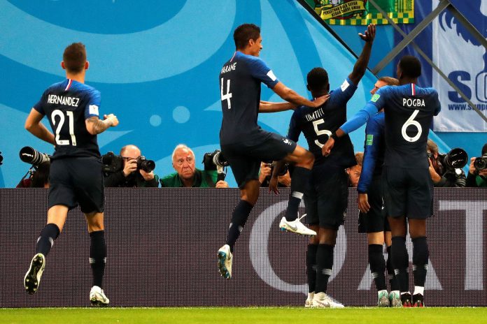 FRANCIA VS. BÉLGICA El defensa francés Samuel Umtiti celebra el gol con sus compañeros.