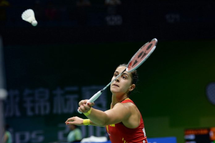 La española Carolina Marín repele la pluma durante el partido de la primera ronda en el Mundial de Bádminton.