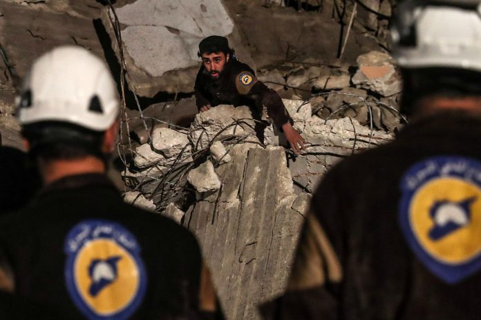 Volunteers of White Helmets evacuated to Jordan via Israel Voluntarios de los Cascos Blancos buscan supervivientes tras una explosión en Idlib, Siria.