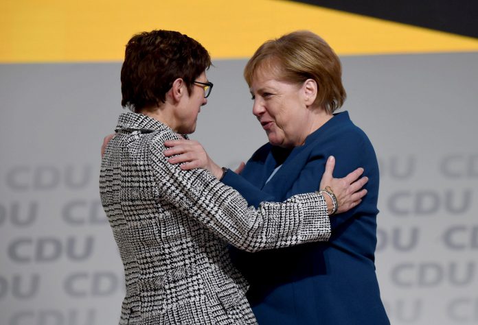 La CDU alemana elige a la centrista Kramp-Karrenbauer para suceder a Merkel Angela Merkel felicita a Annegret Kramp-Karrenbauer (izq) tras ser elegida nueva presidente del CDU.