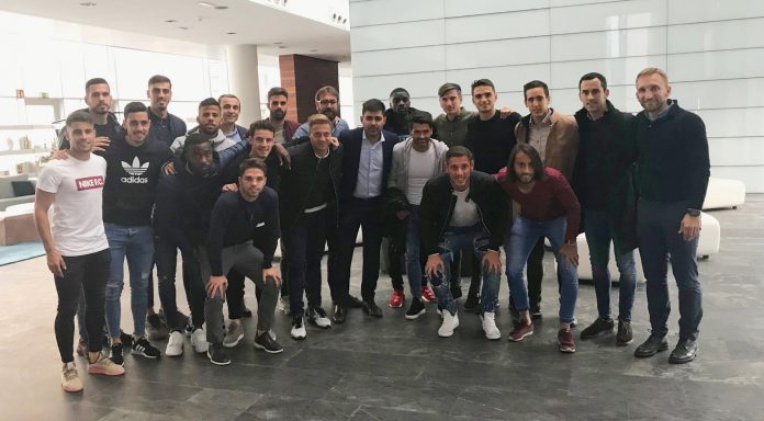 Reus La plantilla del Reus se reunión con el presidente de la Asociación de Futbolistas Españoles, David Aganzo (centro) ante los impagos.