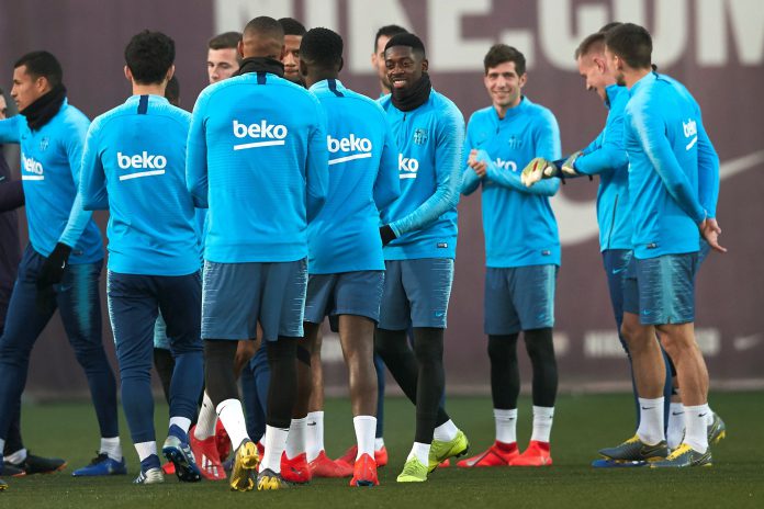 Los jugadores del FC Barcelona se preparan para realizar los ejercicios del entrenamiento previo al partido de Liga.