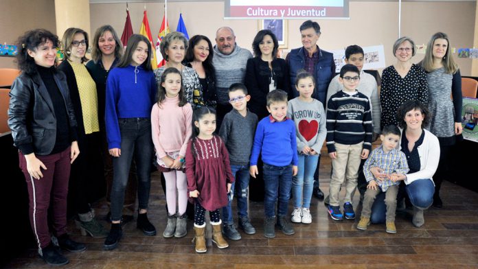 Los ganadores posaron en la foto de familia junto a las bibliotecarias, el presidente de la Diputación y la diputada del Área. / el adelantado