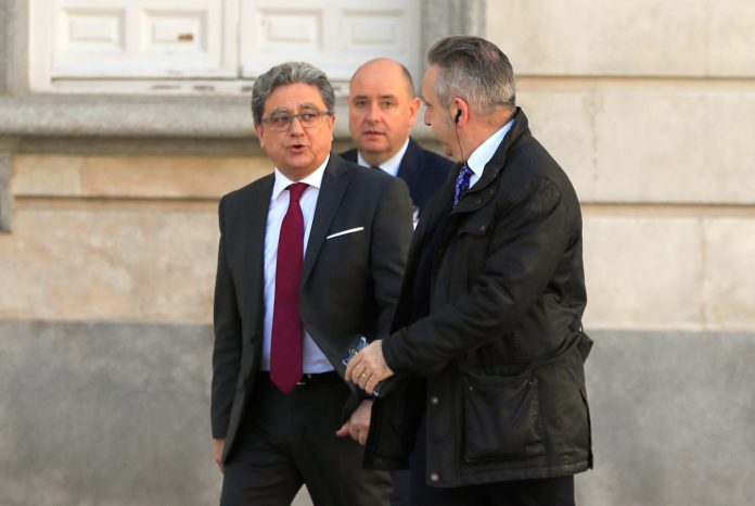 El Tribunal Supremo escucha las declaraciones de testigos clave Enric Millo (i) a su llegada para comparecer en el Tribunal Supremo.