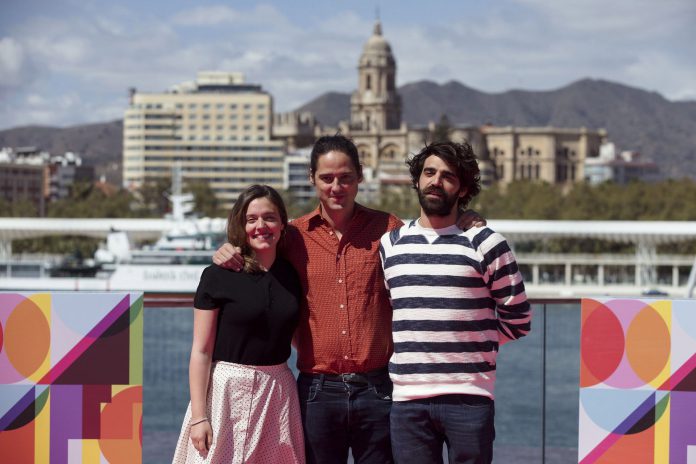 Los días que vendrán Carlos Marques-Marcet(c) con los protagonistas de ‘Los días que vendrán’.
