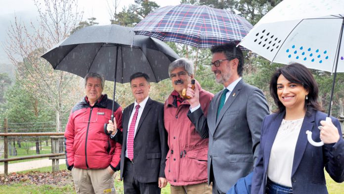 18-1kama_San-Ildefonso-Firma-Acta-Asociacion-Reserva-Biosfera_KAM6978 Las autoridades locales y provinciales, tras la firma, en el Centro Boca del Asno de Valsaín. / kamarero