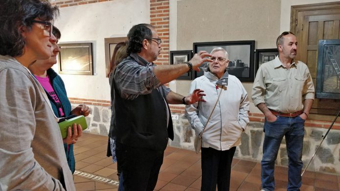 2_ricardorenedo_web El pintor explica sus obras a los visitantes de la exposición.
