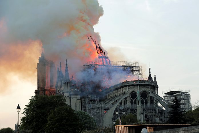 Incendio en la catedral de Notre Dame de París El humo del incendio fue visible a varios kilómetros de la catedral de Notre Dame.