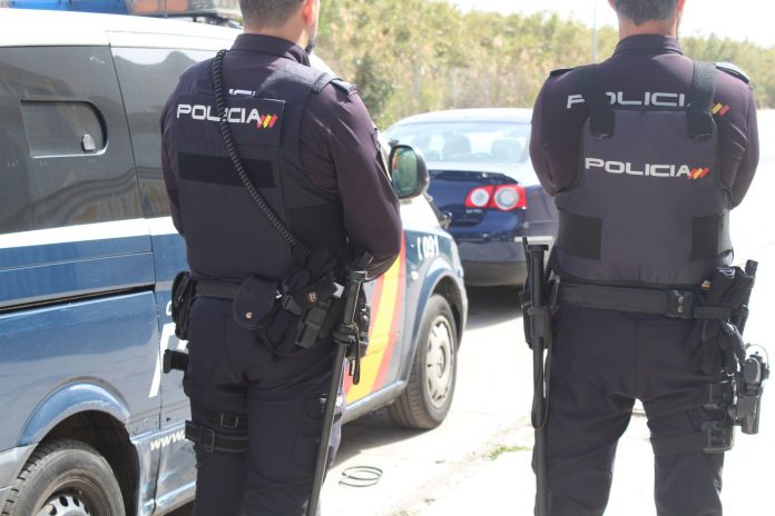 Agentes de la Policía Nacional. Imágen de archivo. El acusado ha sido condenado a tres años y medio de cárcel y a indemnizar a la víctima con 11.707 euros.