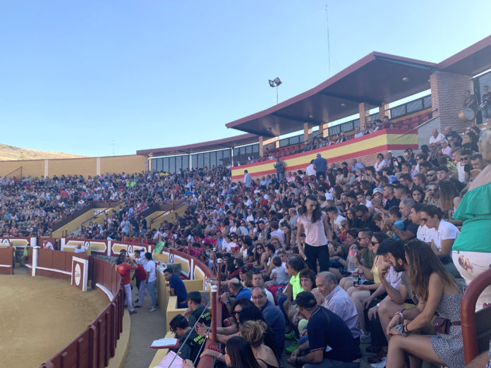 grada publico palza de toros 2019