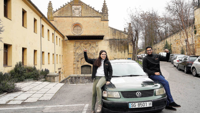 Nadine Oppenheimer y Oussana Chniank junto al coche con el que participarán en el rally UniRaid. Nadine Oppenheimer y Oussana Chniank junto al coche con el que participarán en el rally UniRaid.