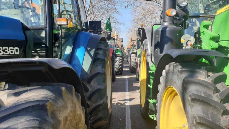 Cerca de un millar de tractores toman las calles de Valladolid