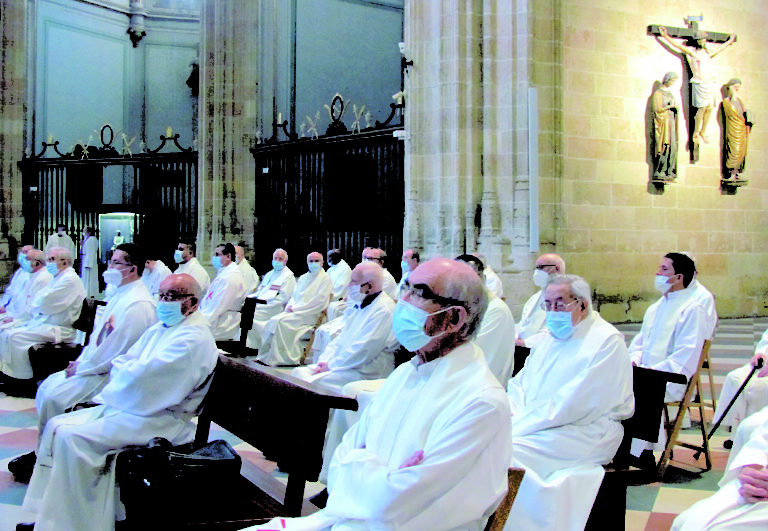 Los sacerdotes renuevan sus promesas en la misa crismal