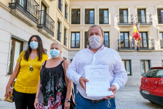 10-1kama_Junta-Alcaldes-Entrega-Firmas-Apertura-Consultorios_KAM8360