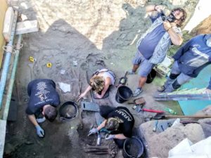 La exhumación en El Espinar descubre la alianza de Eugenio Insúa