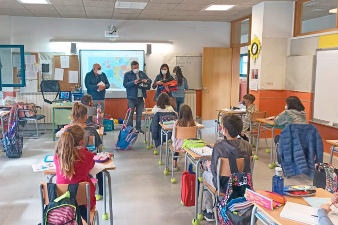 19-1-palazuelos-ayuntamiento-entrega-zapatilleros-escolares