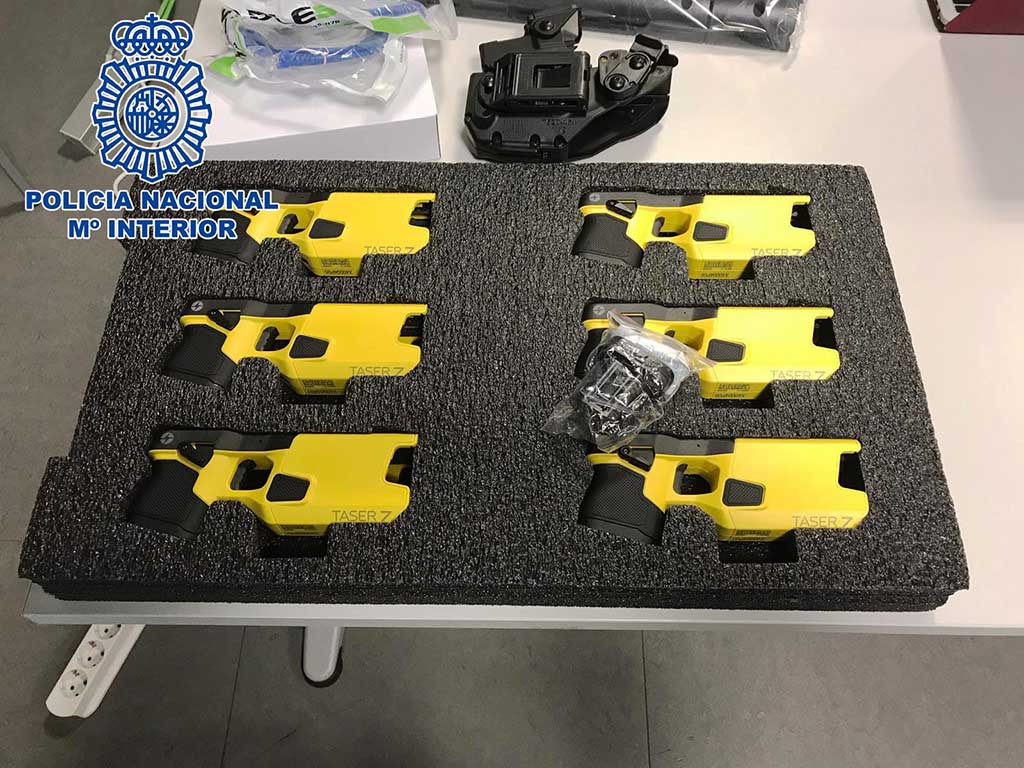 La Policía Nacional incorpora pistolas táser a su armamento