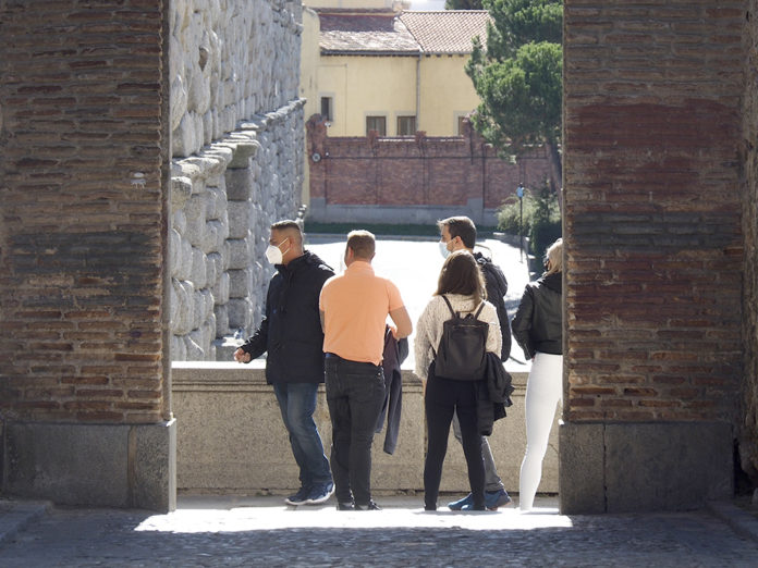 Turistas en el acueducto de Segovia