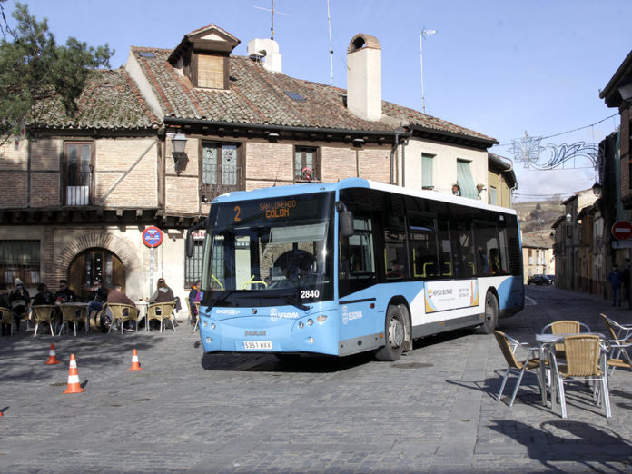 Uno de los autobuses del transporte público de Segovia en la plaza de San Lorenzo, en el trayecto de la Línea 2 que comunica este barrio con el centro histórico. / NEREA LLORENTE