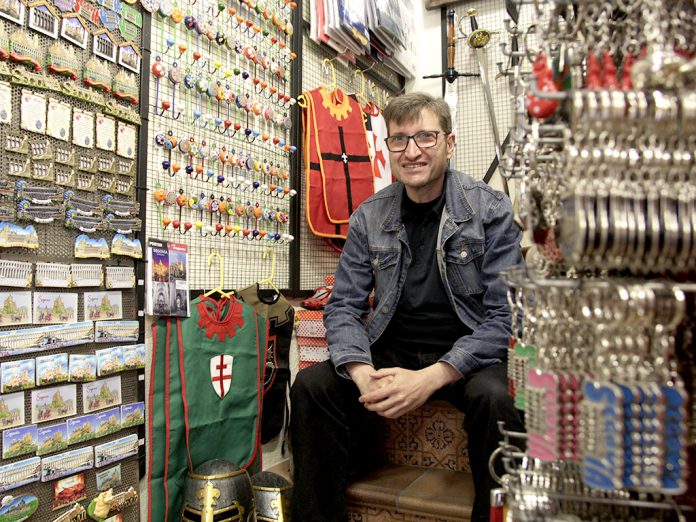 Enrique González está al frente de la tienda de souvenirs ‘El Alcázar’ desde 1986, tras la jubilación de sus padres, quienes abrieron el negocio a finales de los años 50. / NEREA LLORENTE Enrique González está al frente de la tienda de souvenirs ‘El Alcázar’ desde 1986, tras la jubilación de sus padres, quienes abrieron el negocio a finales de los años 50. / NEREA LLORENTE