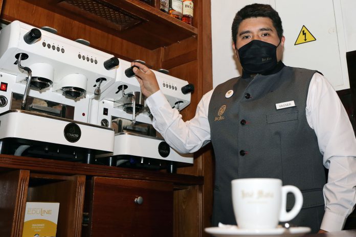 Yasser Omar trabaja en el restaurante José María desde hace cuatro años. Ahora ha recibido una beca para continuar su formación en la especialidad del café. / NEREA LLORENTE Yasser Omar trabaja en el restaurante José María desde hace cuatro años. Ahora ha recibido una beca para continuar su formación en la especialidad del café. / NEREA LLORENTE