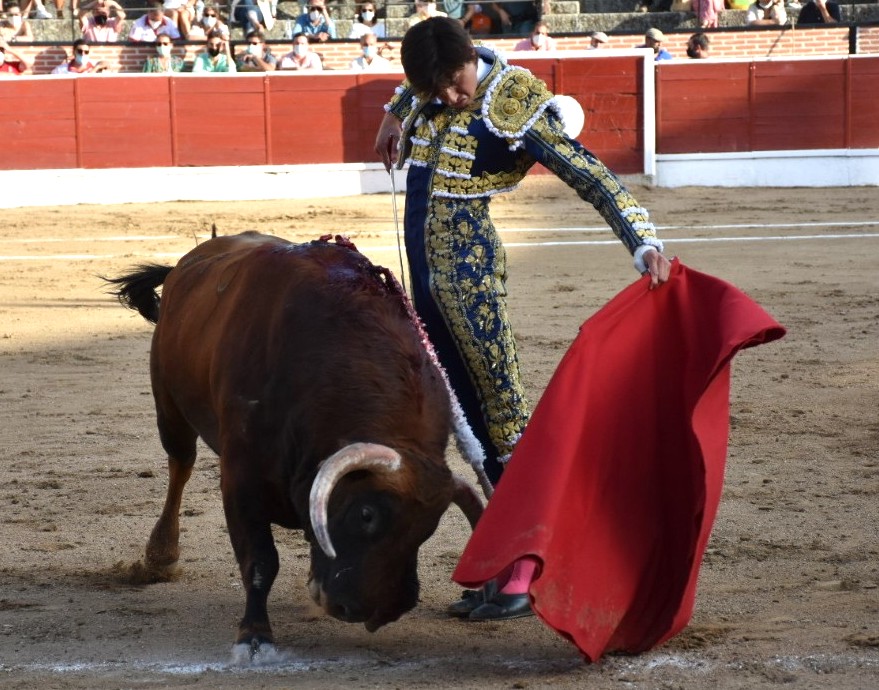 Ayudado de Andrés Roca Rey, con el primer toro de José Vázquez de su lote. / A.M.