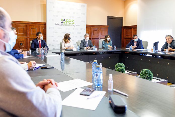 La consejera de Empleo, Industria y Comercio, Ana Carlota Amigo, asistió ayer a un encuentro con la comisión de Industria y el presidente de la Federación Empresarial Segoviana (FES). / ICAL