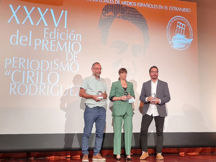 Mavi Donate en el centro junto a los finalistas Jose Naranjo y Francisco Carrion con sus premios