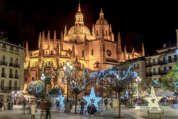 Iluminación navideña instalada el pasado año en la Plaza Mayor de Segovia. / KAMARERO