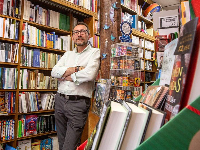 Pedro Pascual es el gerente de la librería ‘Punto y línea’ desde febrero de 2019. / NEREA LLORENTE Pedro Pascual es el gerente de la librería ‘Punto y línea’ desde febrero de 2019. / NEREA LLORENTE