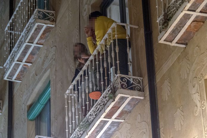 Las fiestas en pisos universitarios se producen varios días a la semana. / KAMARERO Botellon Gente Calle Madrugada Coronavirus KAM3808