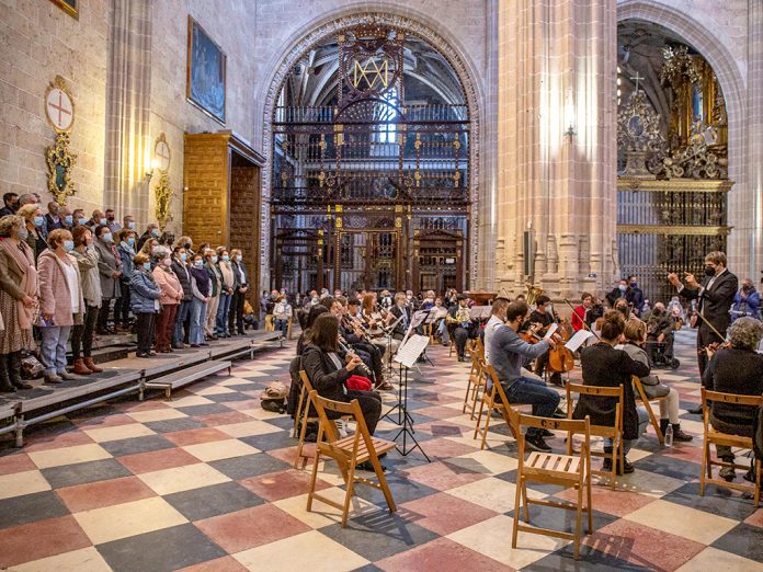 El trascoro de la Catedral volvio de nuevo a albergar a voces y musicos para interpretar el villancico del patron de Segovia